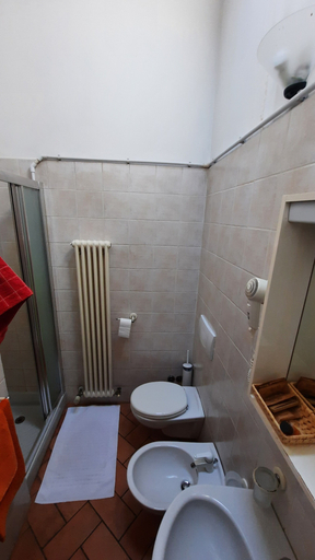 Bathroom 5, Albergo Giulia Gonzaga, Mantua