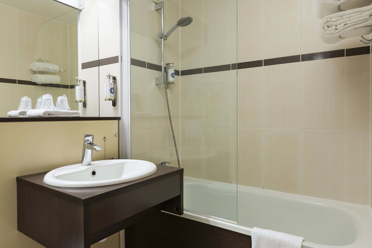 Bathroom 5, Comfort Hotel Orleans Saran, Loiret