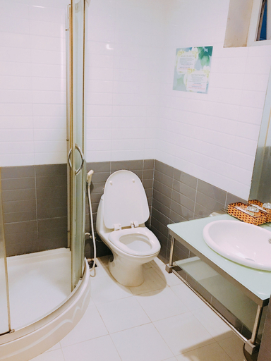 Bathroom 5, Golden Star Hotel, Huế