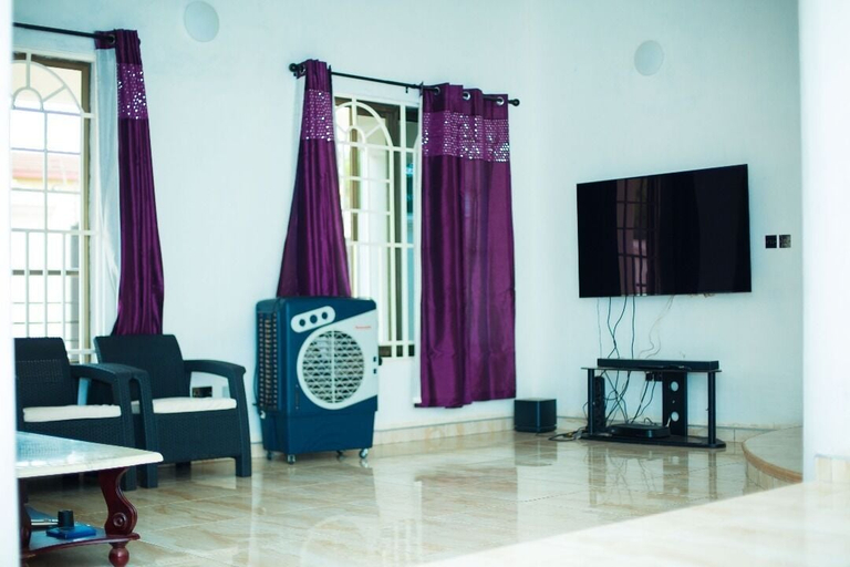 Others 4, Guesthouse, Tema
