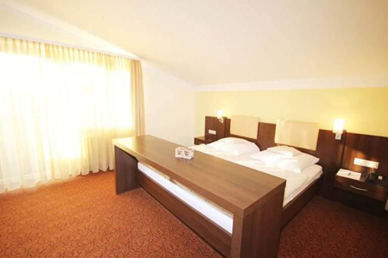 Bedroom 3, Almhotel Pinter Superior, Regen