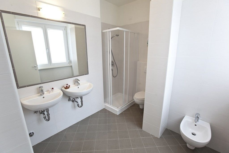 Bathroom 5, Hotel Regina, Bolzano