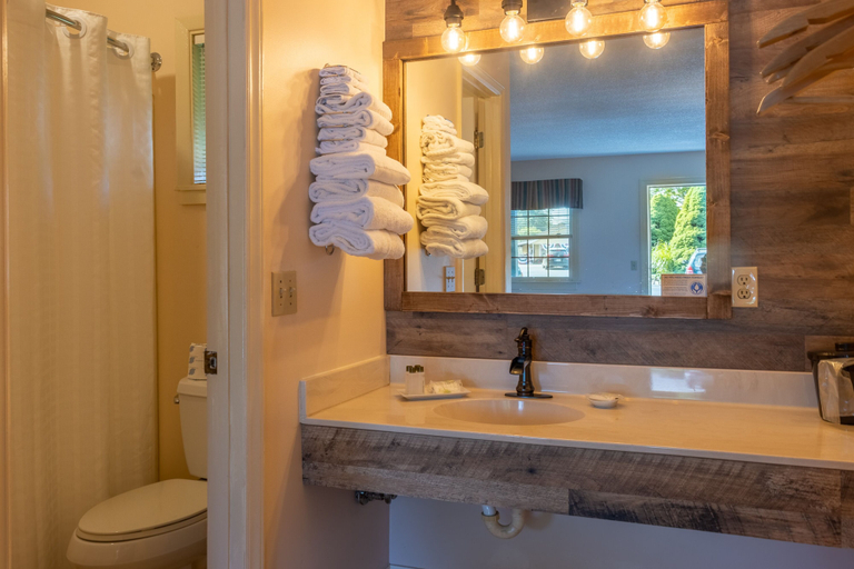 Bathroom 3, The Pineola, Avery