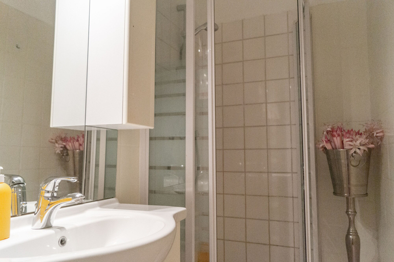 Bathroom 4, Modern Apartment in The Heart of Vienna 6, Wien