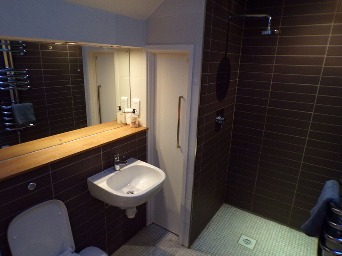 Bathroom, Beili Glas Cottage, Neath Port Talbot
