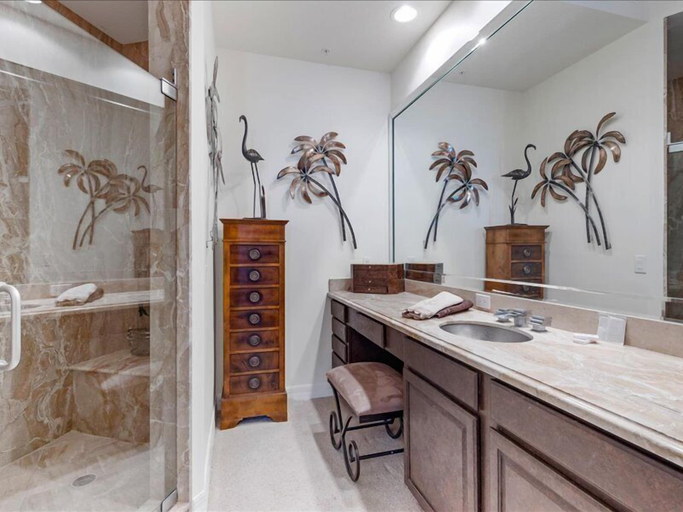 Bathroom 4, Palm Harbor 704, Lee