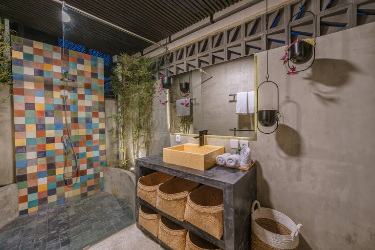 Bathroom 4, Villa Kembar 2: Best & Luxury 2BR Villa in Pererenan Beach, Badung