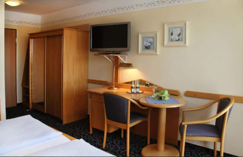 Bedroom 3, Pension- Hotel Maximilian, Passau