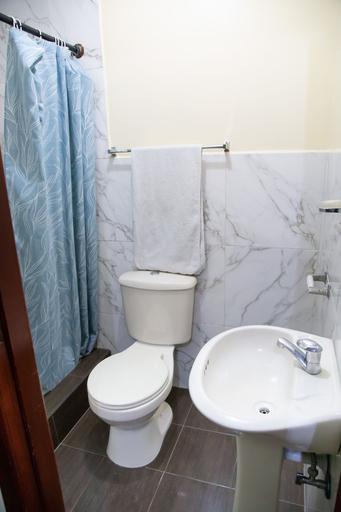 Bathroom 5, Hostal Downtown Quito, Quito