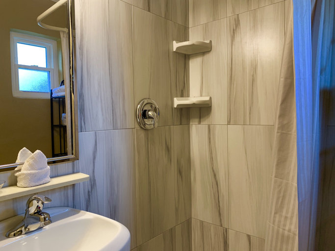 Bathroom 4, Lakeside Inn and Cafe, Osceola