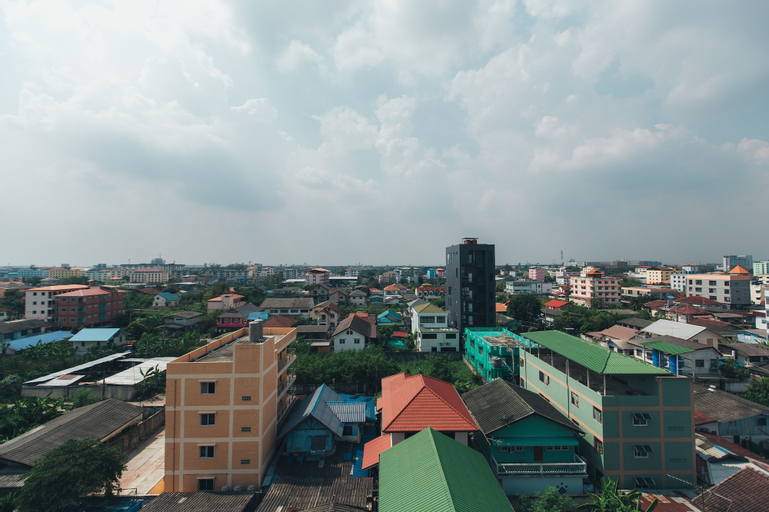 Exterior & Views 9