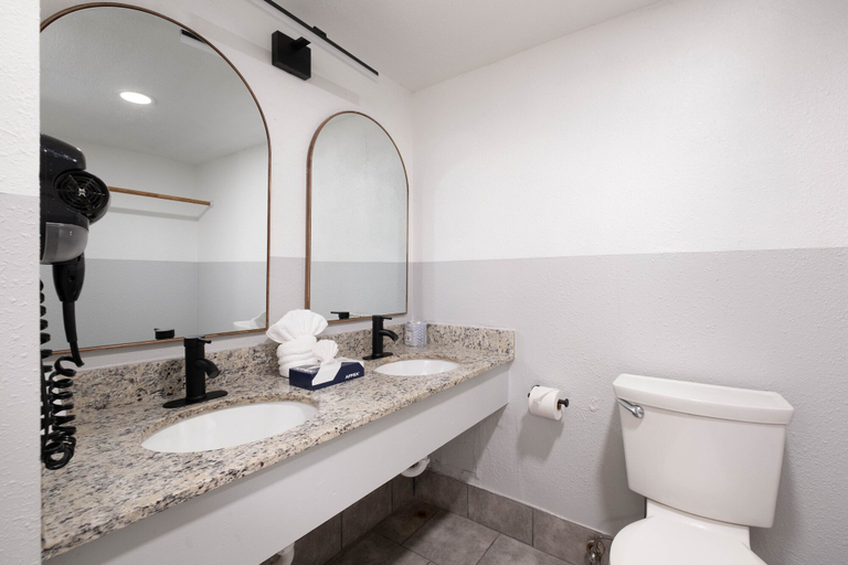 Bathroom 4, The Westerner - Extended Stay, Potter