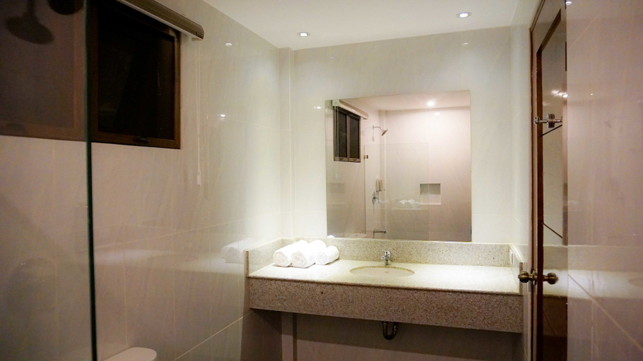 Bathroom 5, Alona de Tropicana Resort, Panglao