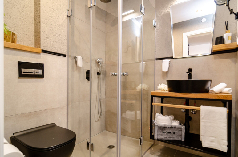 Bathroom 5, Biazi Hotel