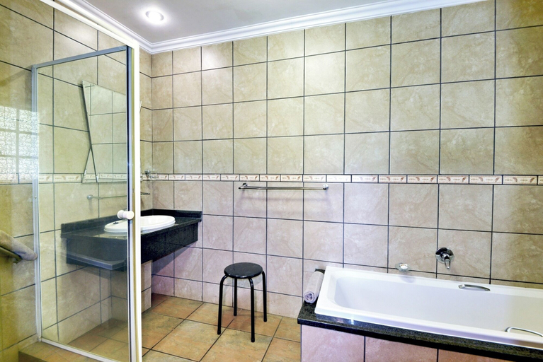 Bathroom 4, Komati River Chalets, Ehlanzeni