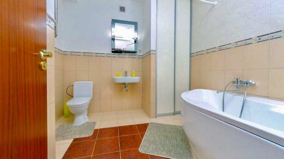 Bathroom 3, Central apart, Shevchenkivs'kyi