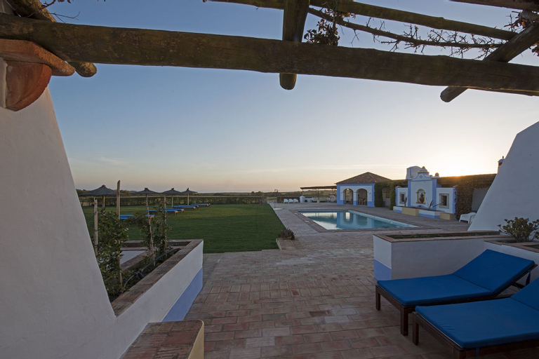 Exterior & Views 18