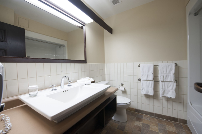 Bathroom 3, Gite du Mont-Albert - Sepaq, La Haute-Gaspésie