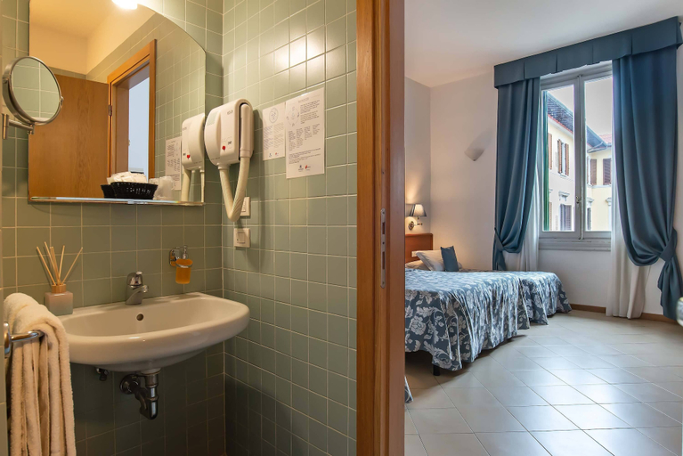 Bathroom 4, Hotel Bonifacio, Florence
