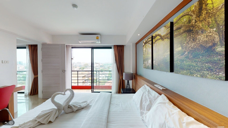 Exterior & Views 15