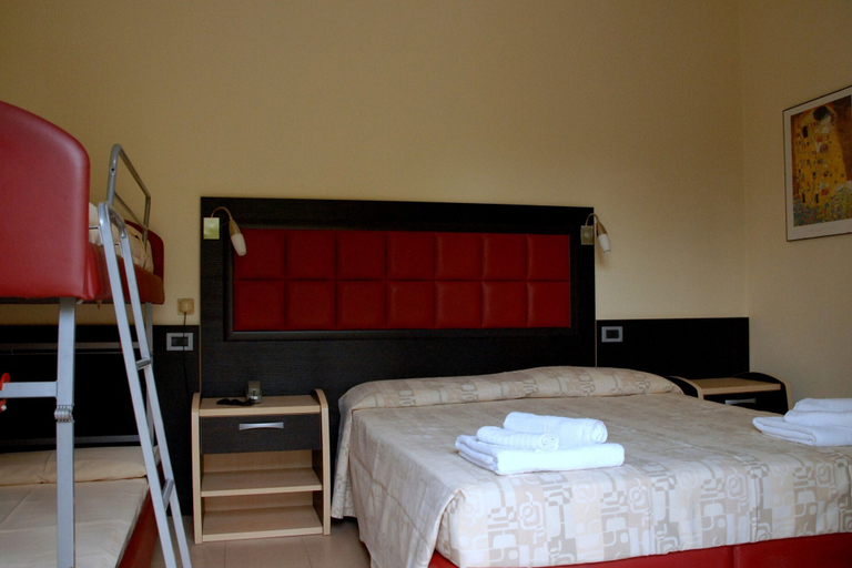 Bedroom 3, Hotel Arno, Rimini