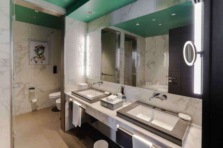 Bathroom 5, Hyatt Centric Jumeirah Dubai, Dubai