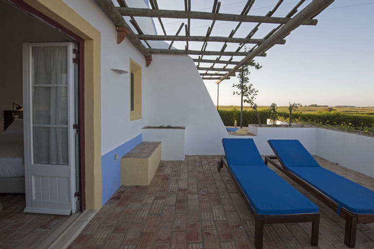 Exterior & Views 10