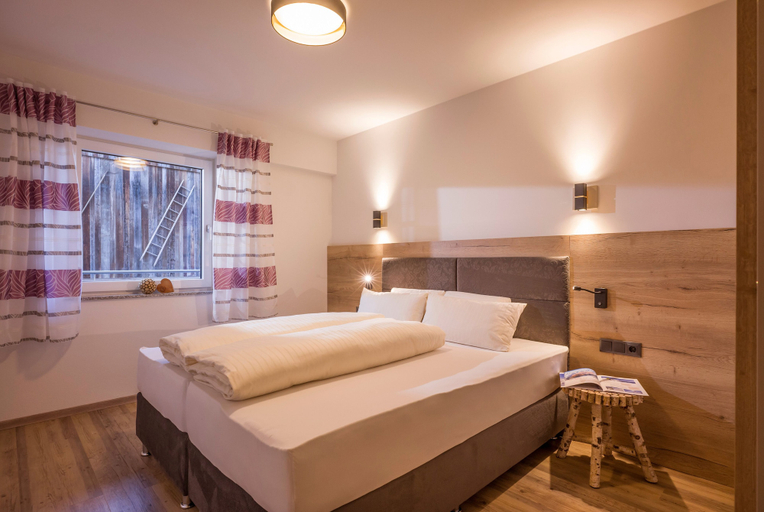 Bedroom 2, Aparthotel AlpTirol, Schwaz