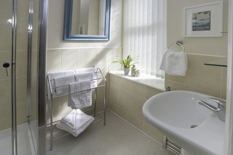 Bathroom 4, Mariners Guest House, Plymouth