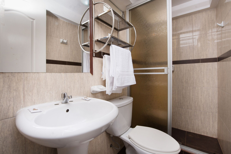 Bathroom 3, Ayenda Inkas Tarabamba, Cusco