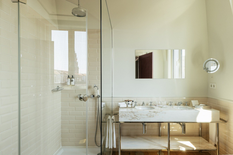 Bathroom 5, Infante Sagres, Porto