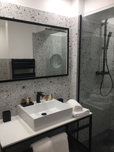 Bathroom 5, Hotel 16 - 150, Hautes-Alpes