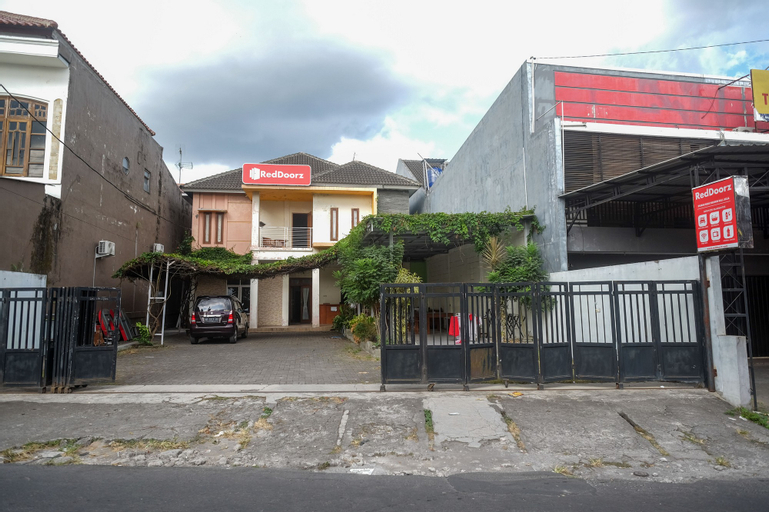 Exterior & Views 2, RedDoorz Syariah near Pakuwon Mall Jogja, Sleman