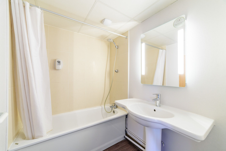 Bathroom 4, B&B HOTEL Besançon Chateaufarine, Doubs