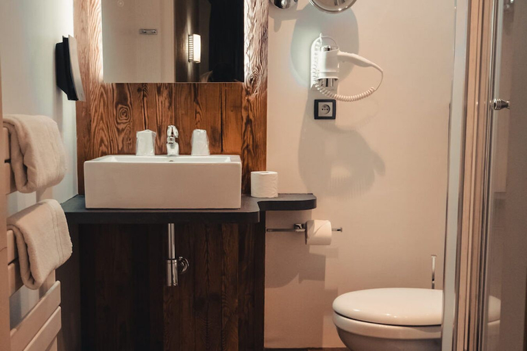 Bathroom 5, Le Grillon, Bas-Rhin