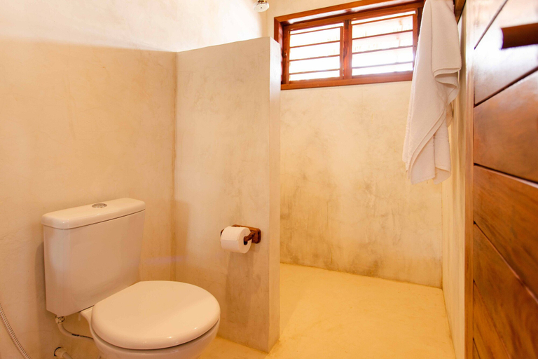 Bathroom 5, Vilarejo Preá, Cruz