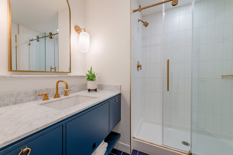 Bathroom 3, The Bradley Hotel, Allen