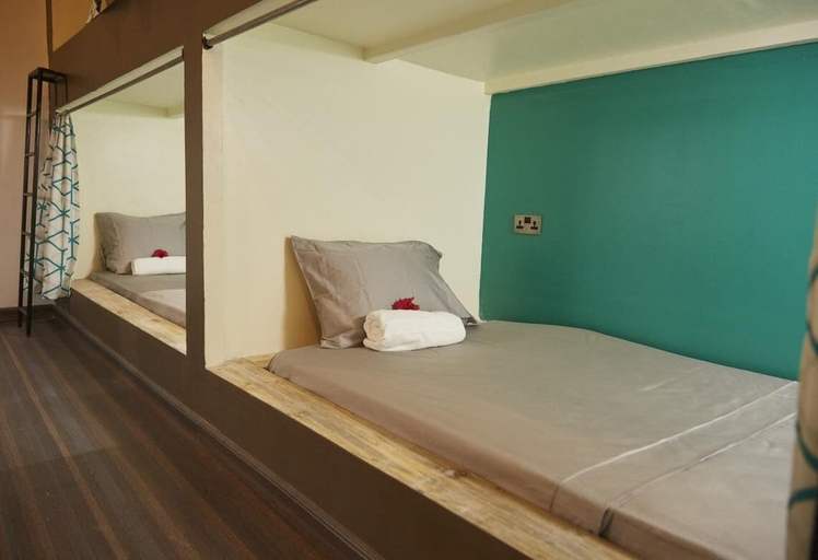 Bedroom 3, Lost & Found Dooms, Mjini