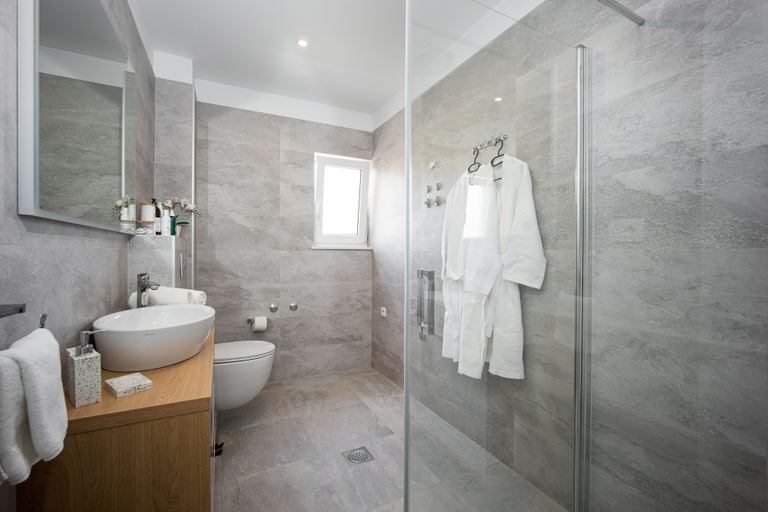 Bathroom 4, Sea you soon by the beach 2bedroom suite, Seget