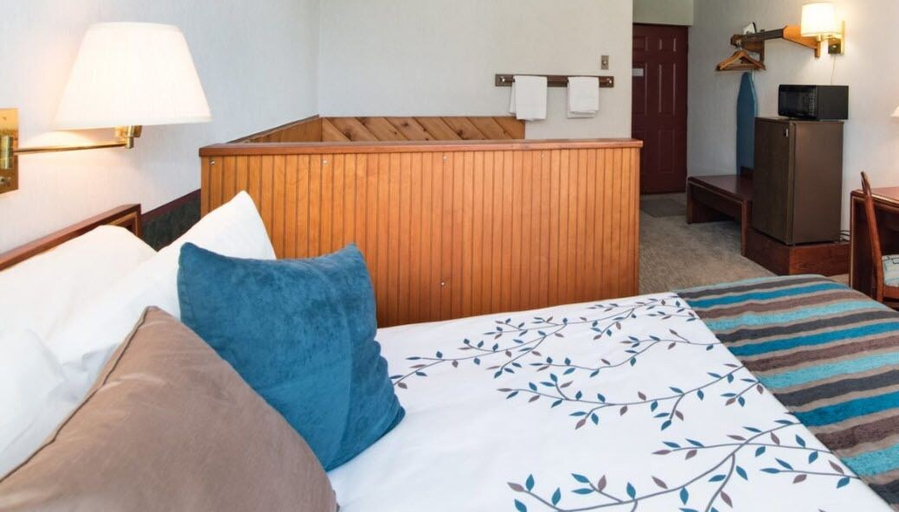 Bedroom 4, Highland Manor Inn, Blount