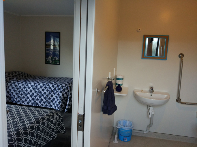 Bathroom 4, Tasman Bay Backpackers, Nelson