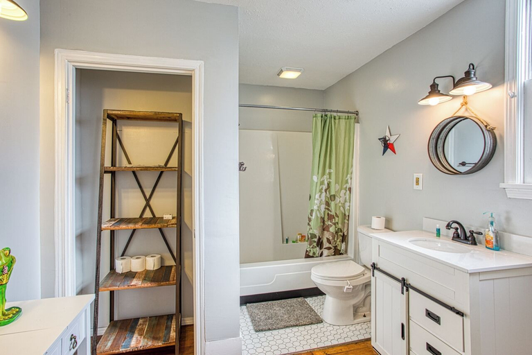 Bathroom 4, 5 Bd/3 Ba-Near Expo/UL/Fair/YUM/Zoo, Jefferson