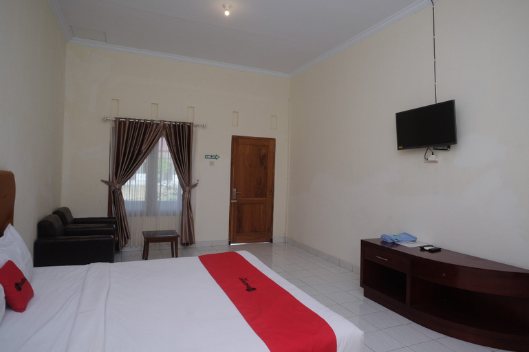 Bedroom 4, RedDoorz Syariah near Alun Alun Wonosari, Gunung Kidul