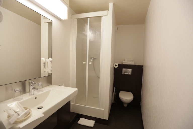 Bathroom 4, Hôtel Au Petit Caporal, Val-de-Marne