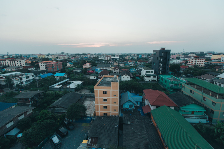 Exterior & Views 28