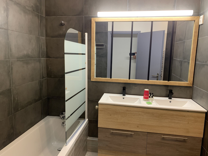 Bathroom 5, Sure Hotel by Best Western Annecy, Haute-Savoie