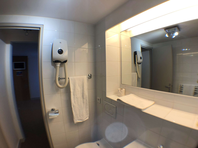 Bathroom 4, Kyriad Chantilly Nord Saint Maximin, Oise