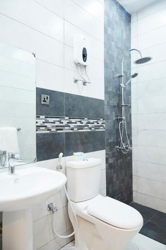Bathroom 4, Lost & Found Dooms, Mjini