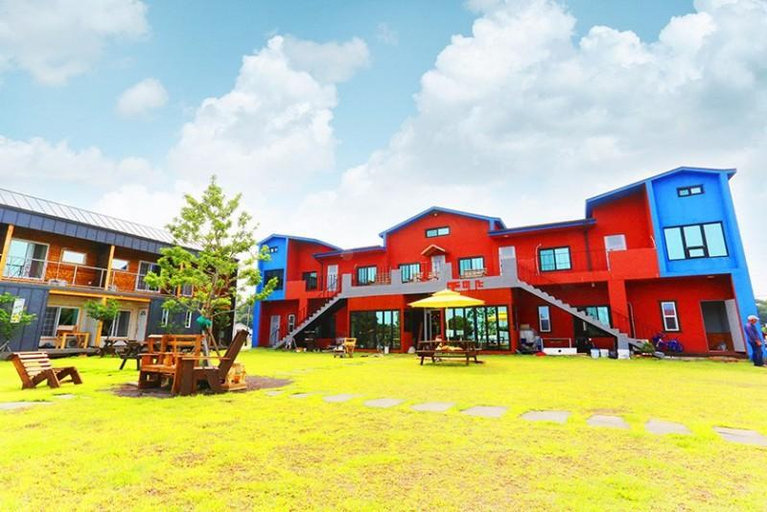Exterior & Views 5, Seogwipo Red Piano Pension, Seogwipo