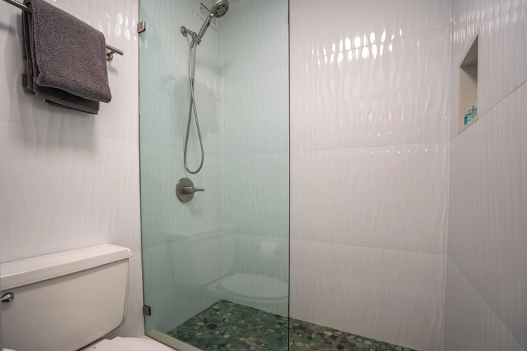 Bathroom 4, Modern and Relaxing Oceanfront Vistas, Maui
